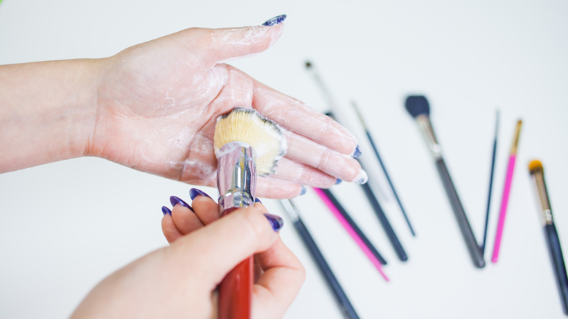 Toutes nos astuces pour nettoyer vos accessoires de maquillage !
