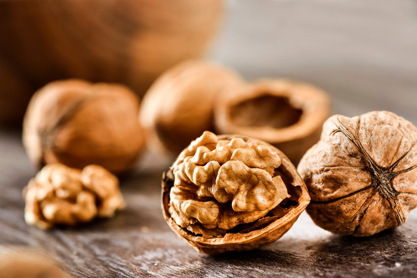 L'huile de noix en cosmétique : zoom sur les bienfaits de ce fruit